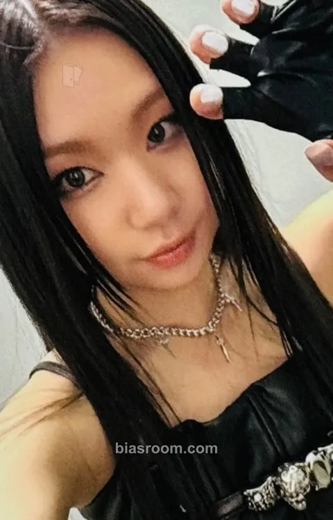 HU’E OVERSTEP Photocard - BADVILLAIN - BADVILLAIN K-pop photocard