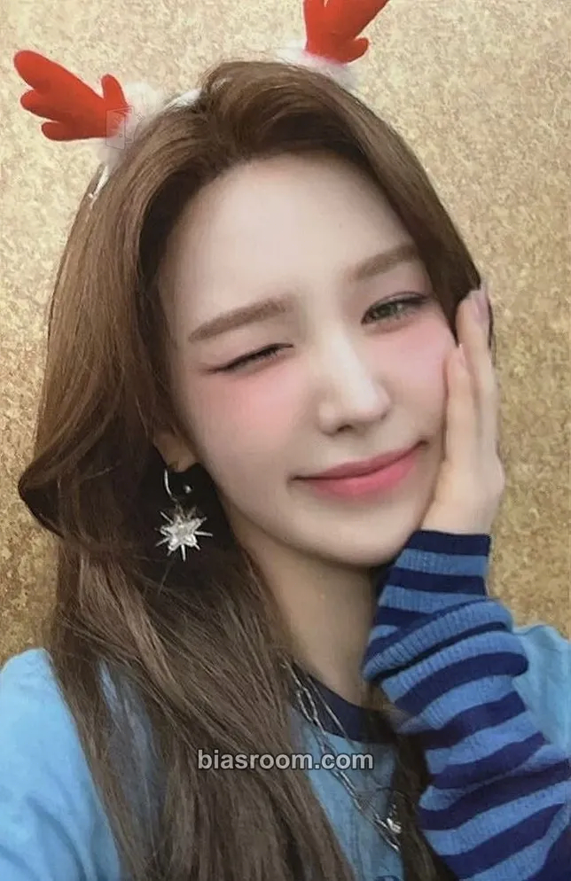 Wendy Pink Christmas Photocard - Red Velvet - Red Velvet K-pop photocard