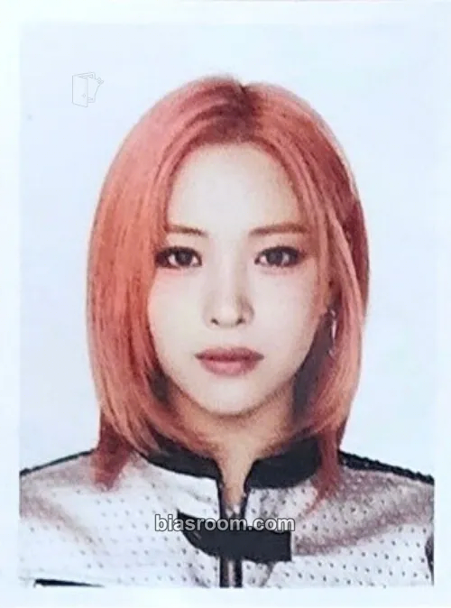 Ryujin ITZY 2nd World Tour 'Born To Be' Photocard - ITZY - ITZY K-pop photocard