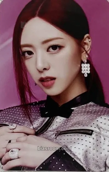 Yuna ITZY 2nd World Tour 'Born To Be' Photocard - ITZY - ITZY K-pop photocard