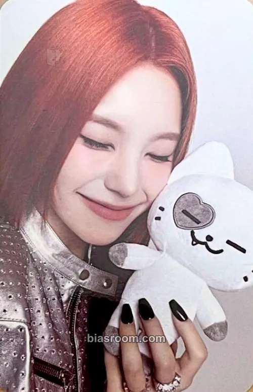 Yeji ITZY 2nd World Tour 'Born To Be' Photocard - ITZY - ITZY K-pop photocard