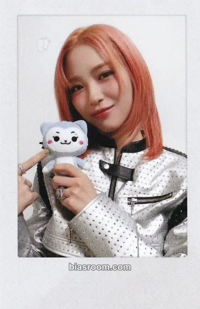 ITZY - Ryujin - ITZY 2nd World Tour 'Born To Be' Event merch photocard twinzy confetti strap polaroid