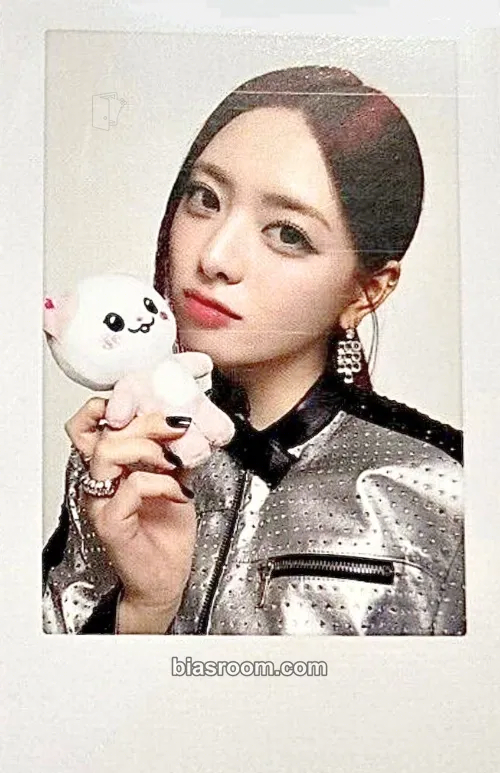Yuna ITZY 2nd World Tour 'Born To Be' Photocard - ITZY - ITZY K-pop photocard