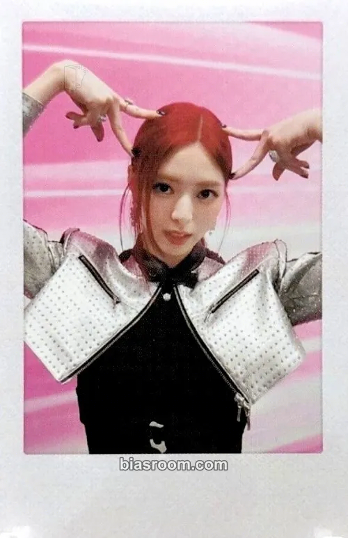 Yuna ITZY 2nd World Tour 'Born To Be' Photocard - ITZY - ITZY K-pop photocard