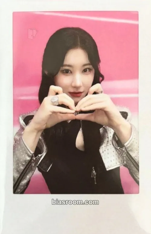 Chaeryeong ITZY 2nd World Tour 'Born To Be' Photocard - ITZY - ITZY K-pop photocard
