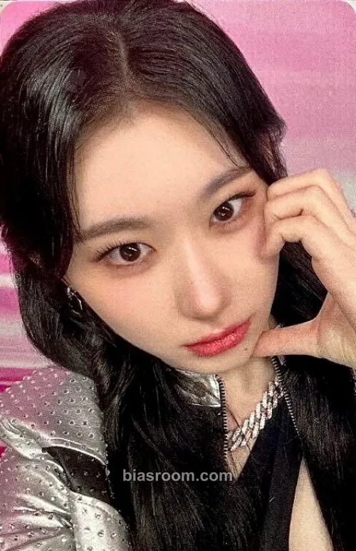Chaeryeong ITZY 2nd World Tour 'Born To Be' Photocard - ITZY - ITZY K-pop photocard