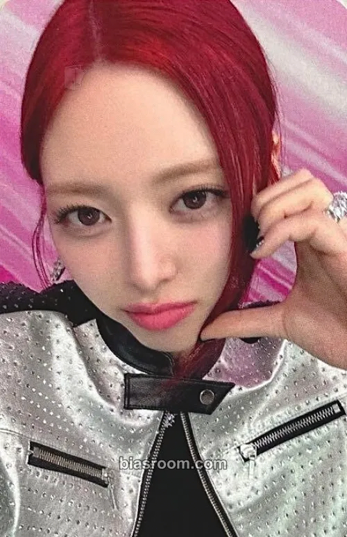 Yuna ITZY 2nd World Tour 'Born To Be' Photocard - ITZY - ITZY K-pop photocard