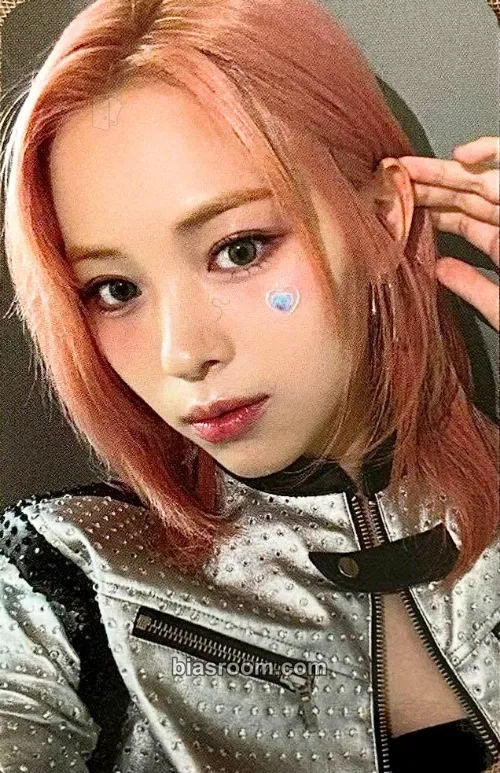Ryujin ITZY 2nd World Tour 'Born To Be' Photocard - ITZY - ITZY K-pop photocard