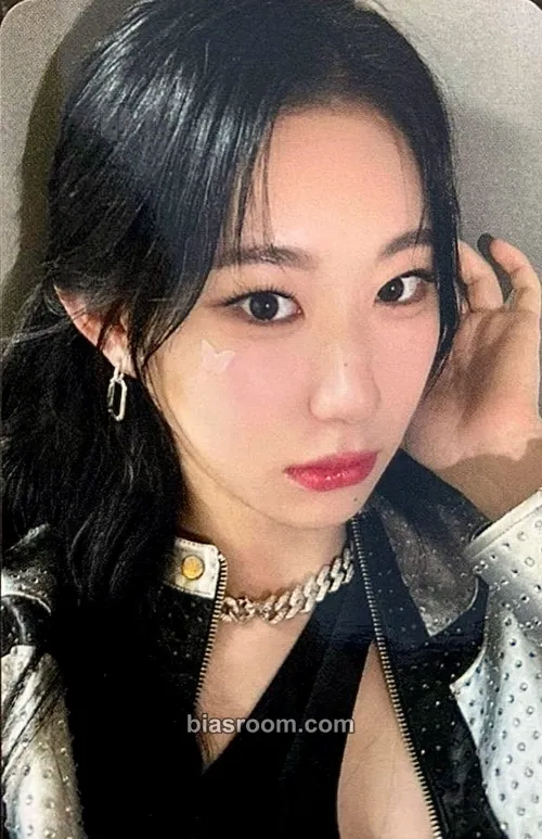 Chaeryeong ITZY 2nd World Tour 'Born To Be' Photocard - ITZY - ITZY K-pop photocard