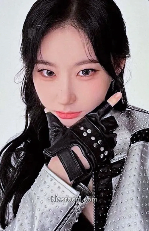 Chaeryeong ITZY 2nd World Tour 'Born To Be' Photocard - ITZY - ITZY K-pop photocard