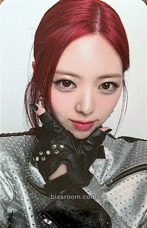 Yuna ITZY 2nd World Tour 'Born To Be' Photocard - ITZY - ITZY K-pop photocard