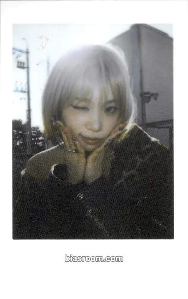LE SSERAFIM - Kim Chaewon - LE SSERAFIM 'THE HOT HOUSE' POP UP Other trading card polaroid instant photo