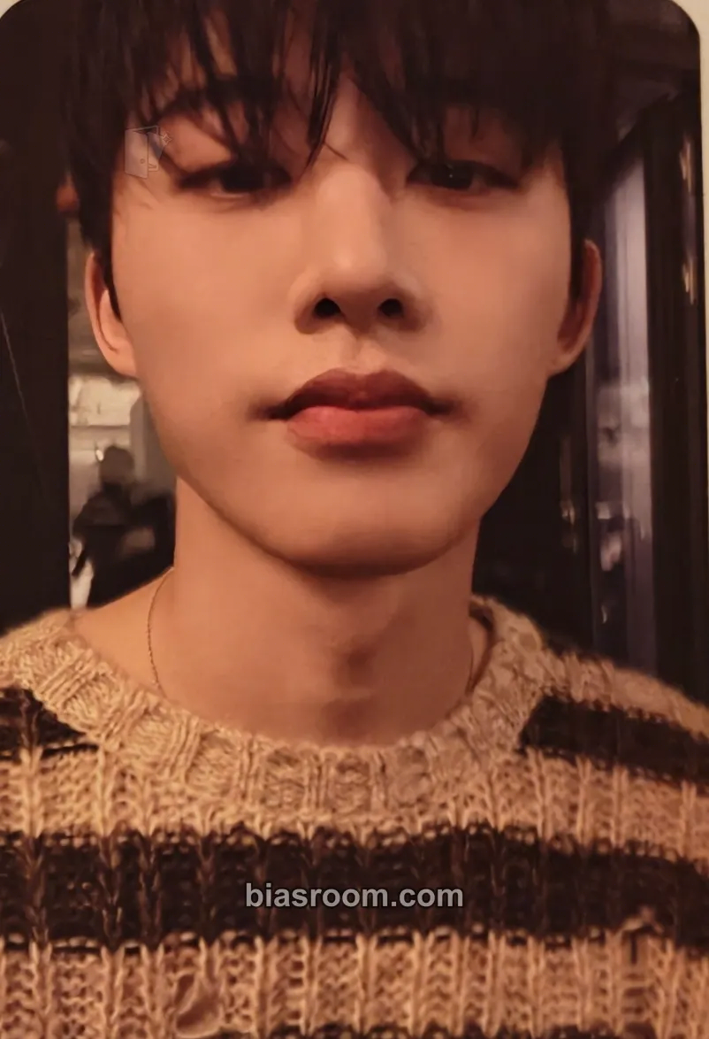 B.I Waterfall Photocard - B.I K-pop photocard