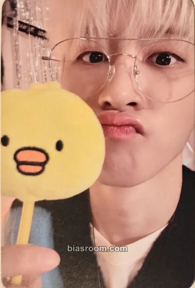 B.I Cosmos Photocard - B.I K-pop photocard