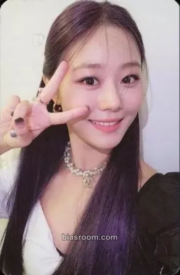 Chaerin Cherry Wish Photocard - Cherry Bullet - Cherry Bullet K-pop photocard