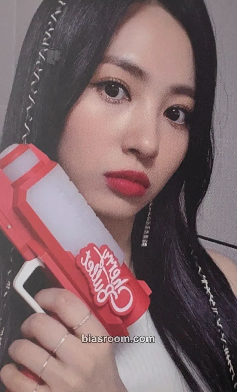 Huh Jiwon Cherry Bullet Official Lightstick Photocard - Cherry Bullet - Cherry Bullet K-pop photocard