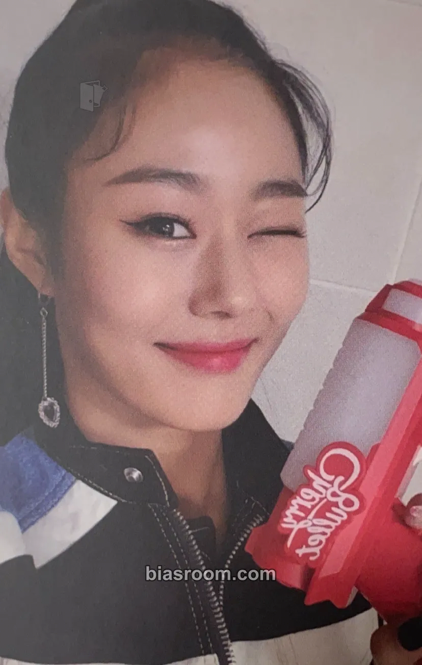 Chaerin Cherry Bullet Official Lightstick Photocard - Cherry Bullet - Cherry Bullet K-pop photocard