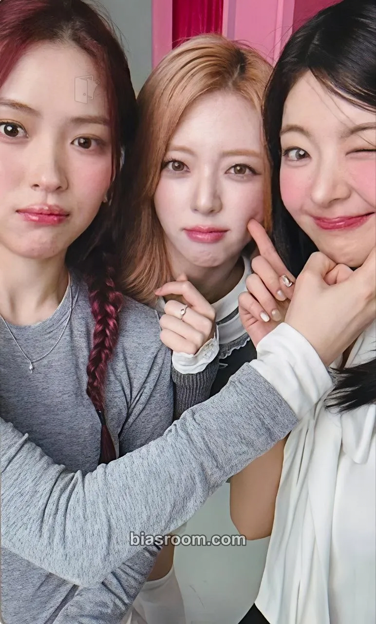 2026: Best Friends Forever Season's Greetings Photocard - ITZY - ITZY K-pop photocard