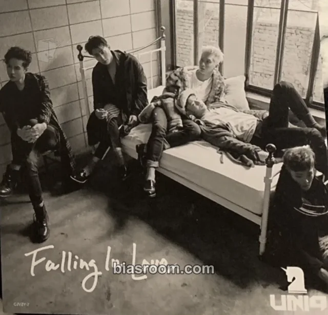 UNIQ - Falling in Love Album jacket card album inclusion random version