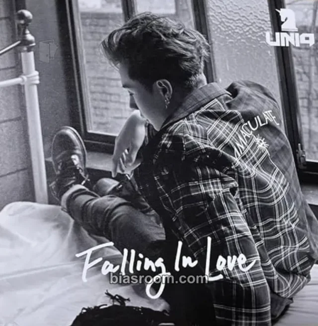 UNIQ - Yibo - Falling in Love Album random version album inclusion jacket card