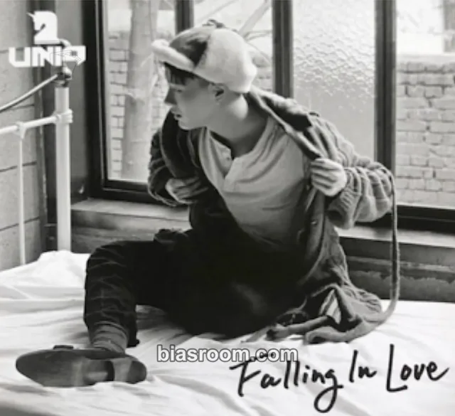 UNIQ - Wenhan - Falling in Love Album jacket card album inclusion random version