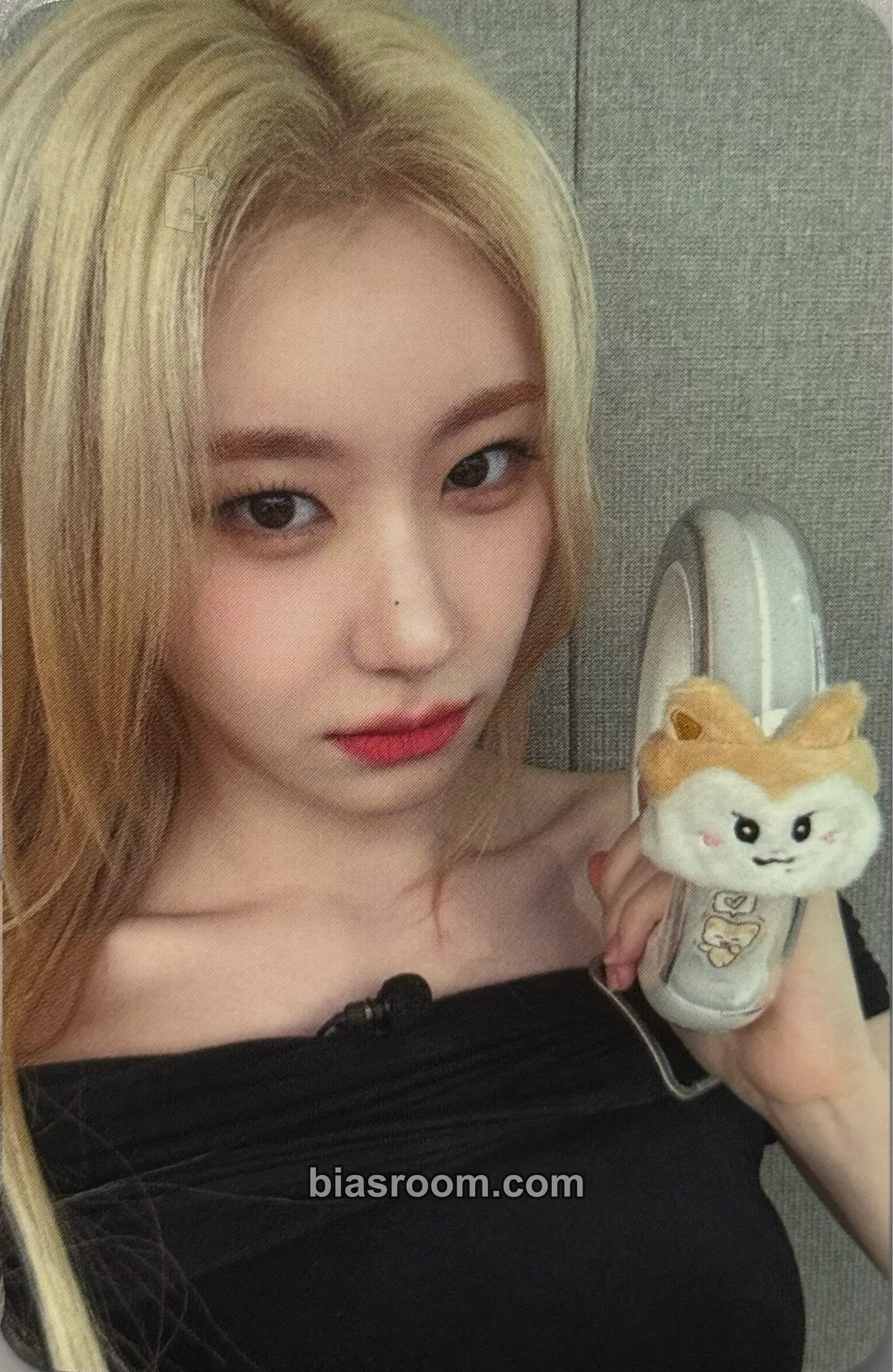 Chaeryeong Light Ring Ver 2 Photocard - ITZY - ITZY K-pop photocard