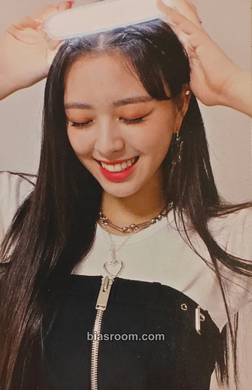 Yuna Light Ring Ver 1 Photocard - ITZY - ITZY K-pop photocard