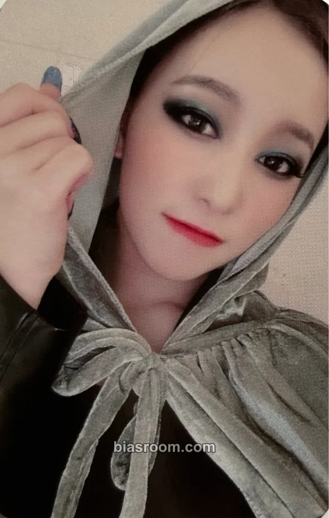 PinkFantasy - Miku - Alice In Wonderland Album album photocard wonderland version