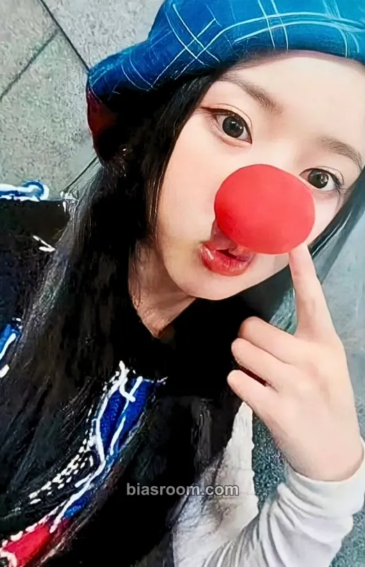 Jiwoo Funky Glitter Christmas Photocard - NMIXX - NMIXX K-pop photocard