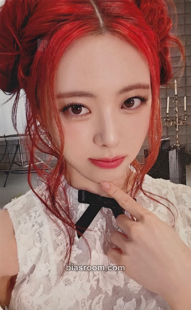Yuna JYP JAPAN POPUP STORE 2024 Photocard - ITZY - ITZY K-pop photocard