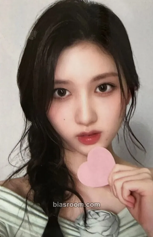 Gaeul 2024 Season's Greetings: A Fairy's Wish Photocard - IVE - IVE K-pop photocard