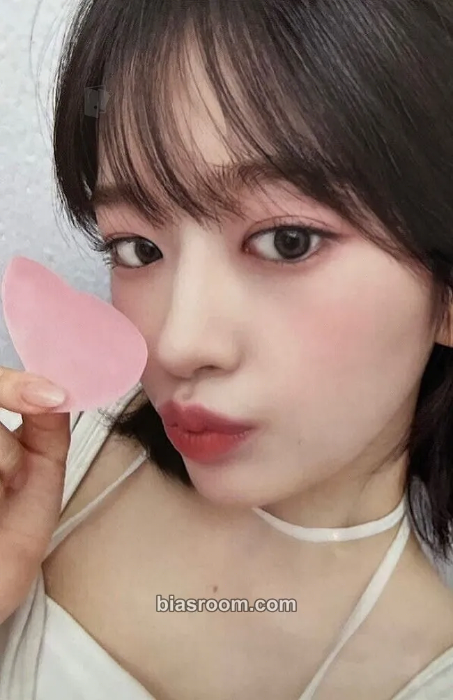 Yujin 2024 Season's Greetings: A Fairy's Wish Photocard - IVE - IVE K-pop photocard