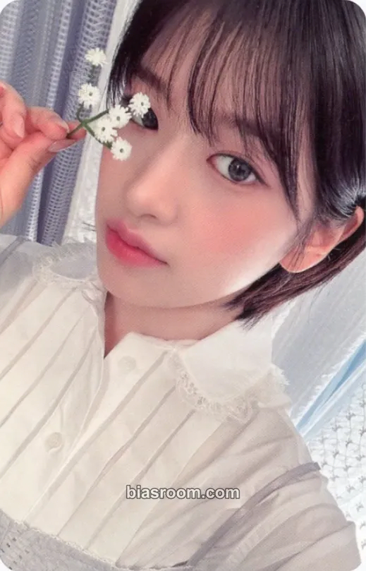 Yujin 2024 Season's Greetings: A Fairy's Wish Photocard - IVE - IVE K-pop photocard