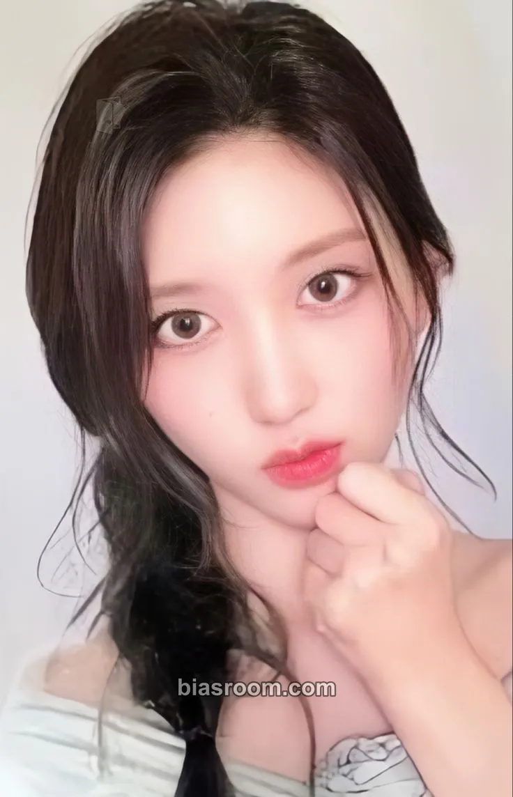 Gaeul 2024 Season's Greetings: A Fairy's Wish Photocard - IVE - IVE K-pop photocard