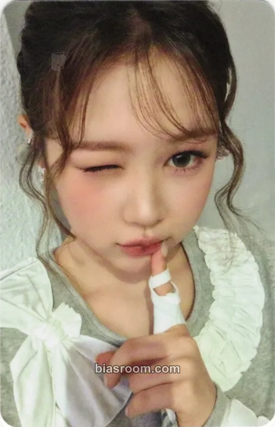 Ye-on FOCUS Photocard - Hearts2Hearts - Hearts2Hearts K-pop photocard