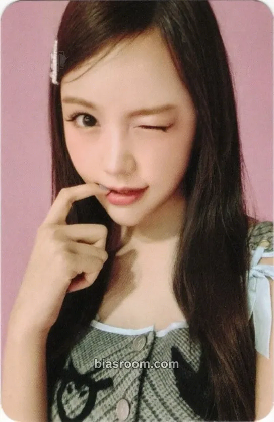 Carmen FOCUS Photocard - Hearts2Hearts - Hearts2Hearts K-pop photocard