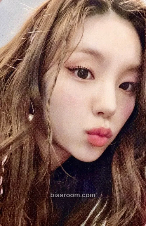 Yeji Green Project Photocard - ITZY - ITZY K-pop photocard