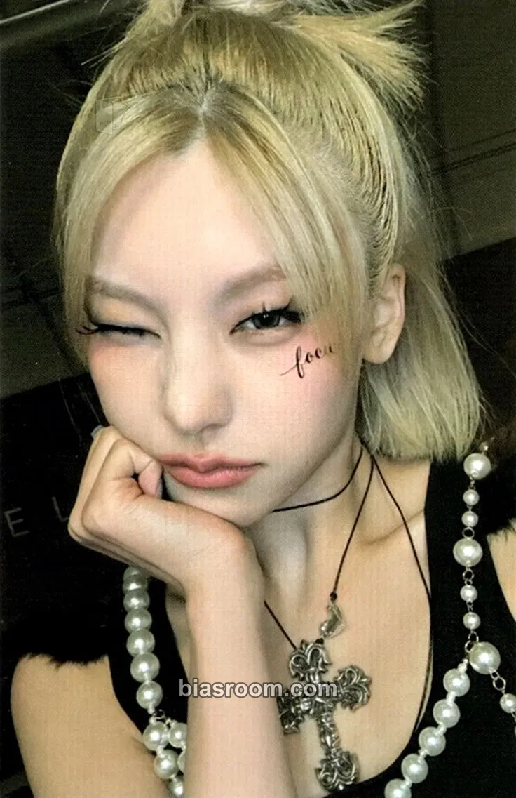 Yeji TUNNEL VISION Photocard - ITZY - ITZY K-pop photocard