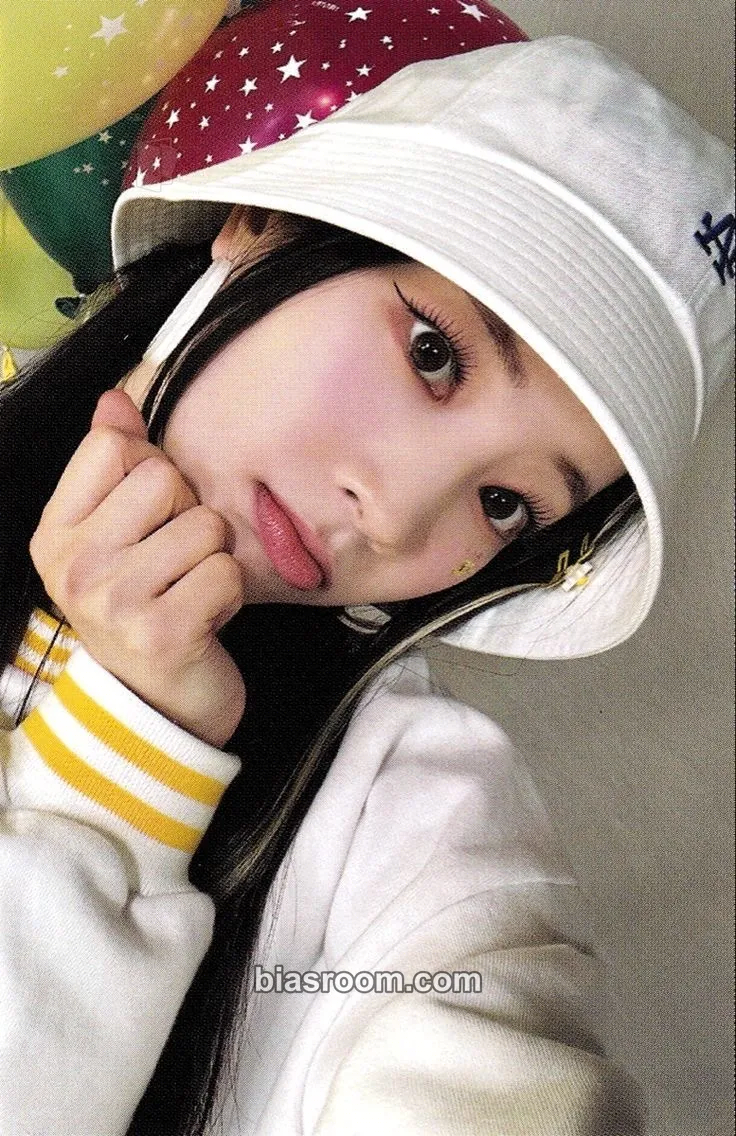 Dahyun ONCE Fanclub 4th Generation: TWICE-ZINE Photocard - TWICE - TWICE K-pop photocard