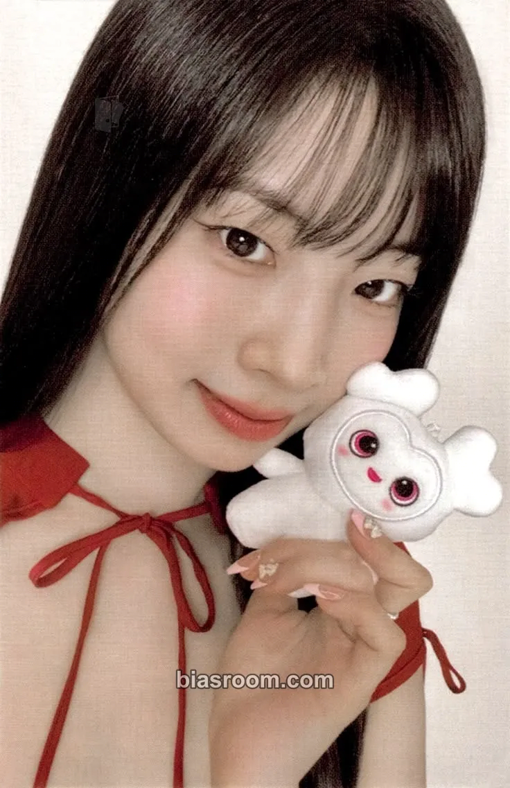 Dahyun 2026 Season’s Greetings: RED WHISPERS Photocard - TWICE - TWICE K-pop photocard