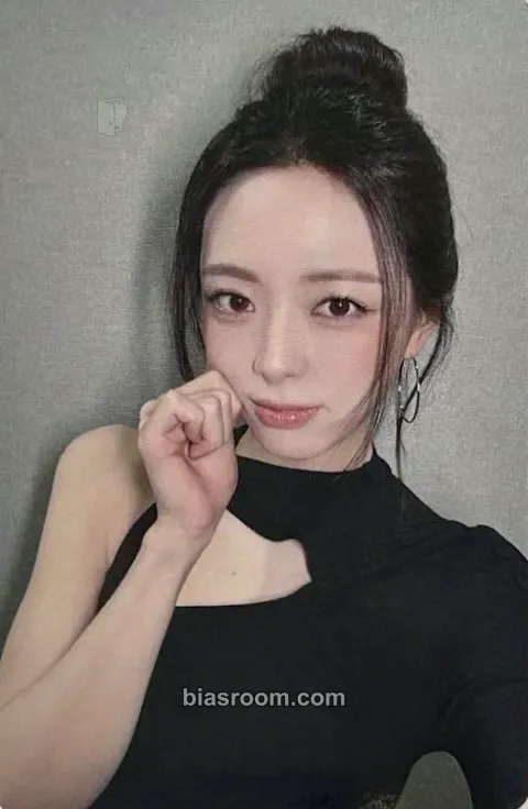 Yuna TUNNEL VISION Photocard - ITZY - ITZY K-pop photocard
