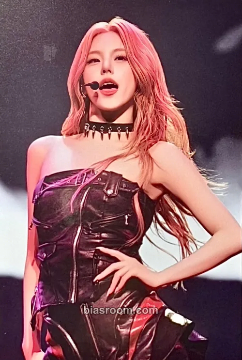 Yeji ITZY 2nd World Tour 'Born To Be' Photocard - ITZY - ITZY K-pop photocard
