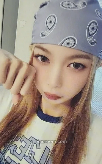 Dami 2025 Season's Greetings Photocard - Dreamcatcher - Dreamcatcher K-pop photocard