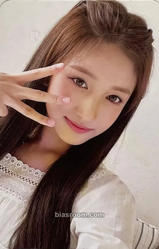 Leeseo 2022 Season's Greetings: A Ray of Sunshine Photocard - IVE - IVE K-pop photocard