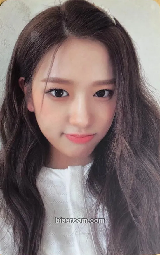 Yujin 2022 Season's Greetings: A Ray of Sunshine Photocard - IVE - IVE K-pop photocard