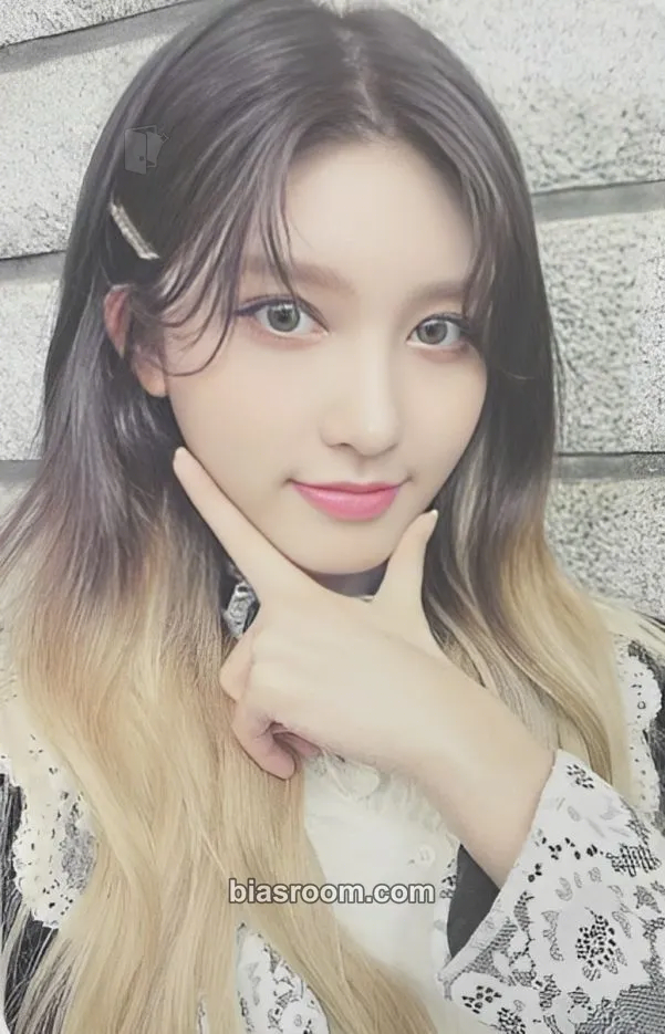 Gaeul 2022 Season's Greetings: A Ray of Sunshine Photocard - IVE - IVE K-pop photocard