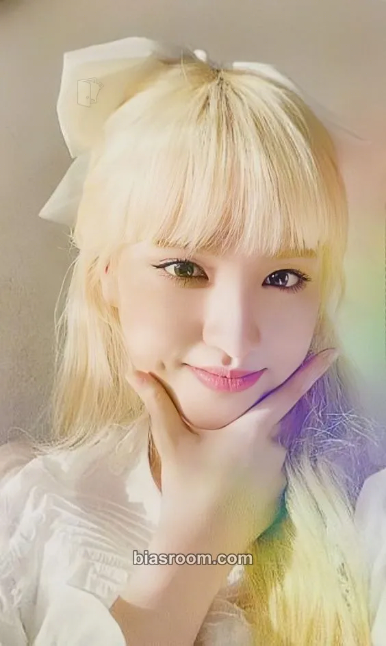 Liz 2022 Season's Greetings: A Ray of Sunshine Photocard - IVE - IVE K-pop photocard