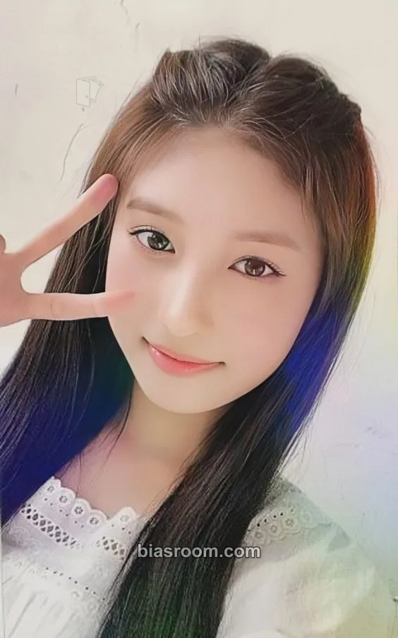 Leeseo 2022 Season's Greetings: A Ray of Sunshine Photocard - IVE - IVE K-pop photocard