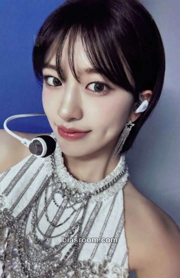 Yujin The 1st World Tour "SHOW WHAT I HAVE" (DVD/KIT/Bluray) Photocard - IVE - IVE K-pop photocard