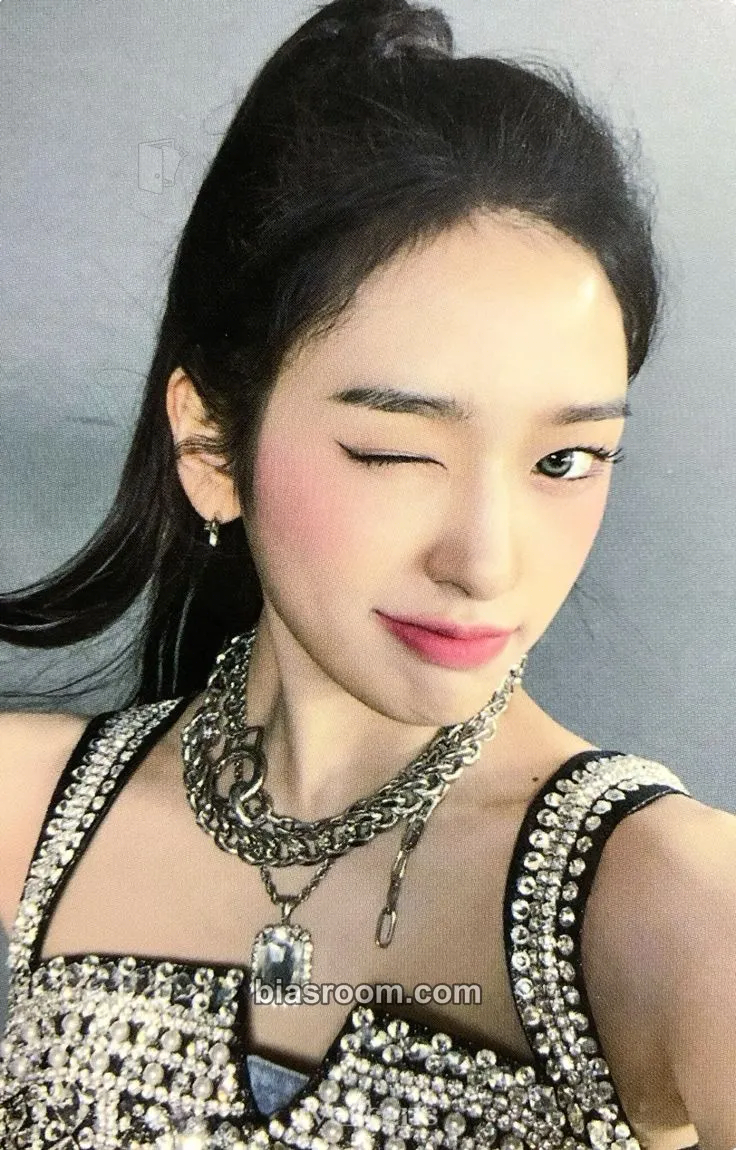 Yujin LOVE DIVE Photocard - IVE - IVE K-pop photocard